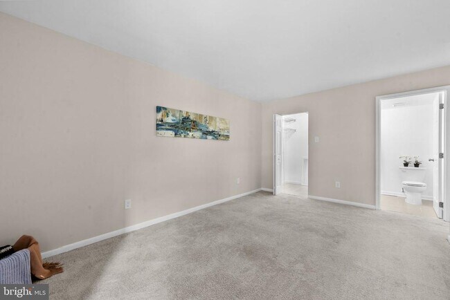 Building Photo - 11240 Chestnut Grove Square