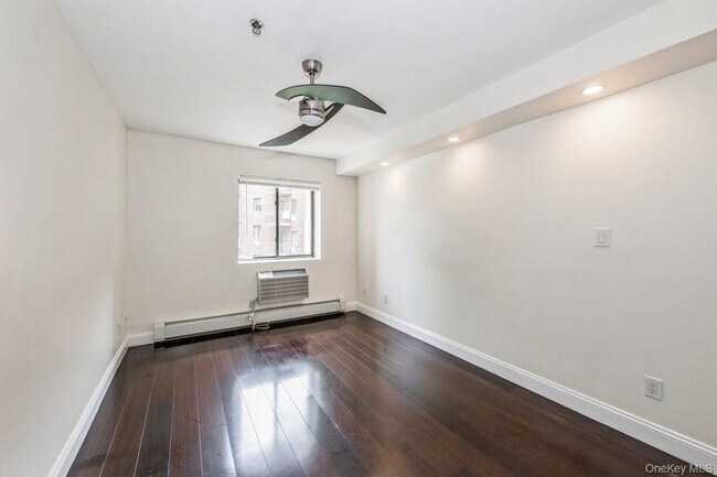 Building Photo - 141-16 84th Dr
