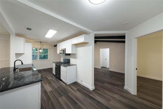 Building Photo - 5535 Pine Pl