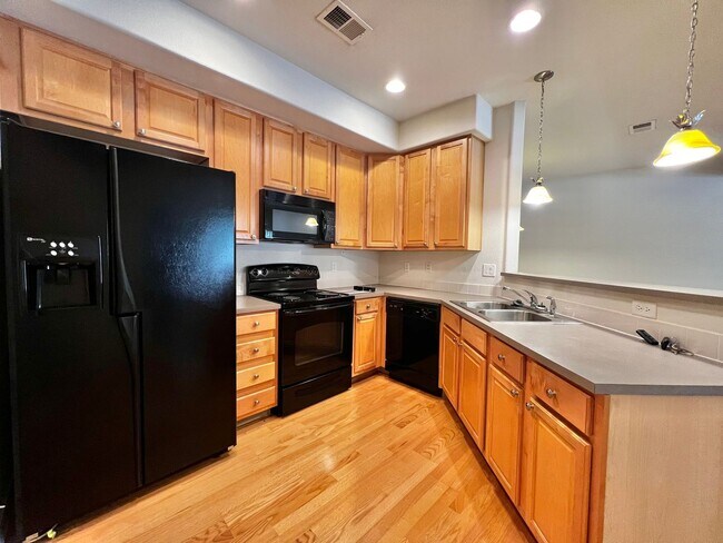 Building Photo - 5220 Boardwalk Dr