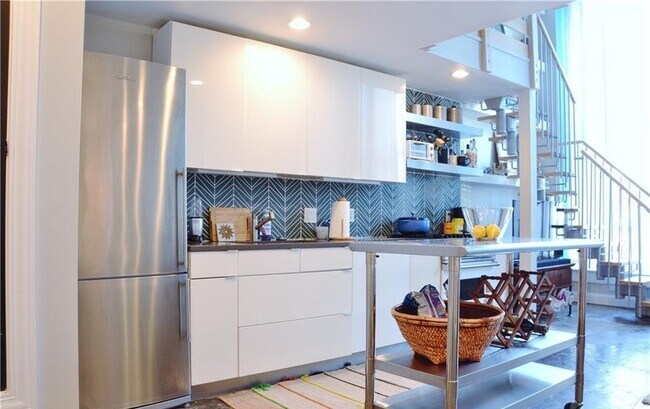 Building Photo - Modern Living in a Prime Location