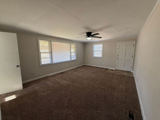 Building Photo - 4 bedroom, 2 bath House