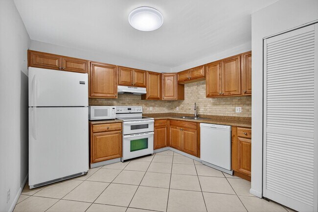 Building Photo - 1580 Montauk Dr