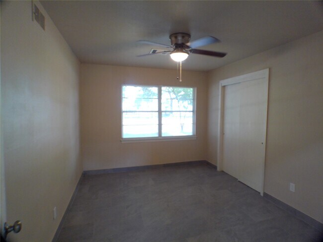 Building Photo - 601 Fresa Rd