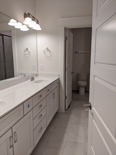 Building Photo - 2001 Largo Ct