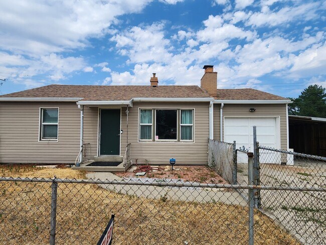Primary Photo - Darling remodeled 2 bdrm house w/ fenced y...