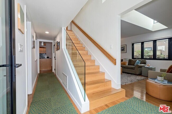 Building Photo - 832 Superba Ave