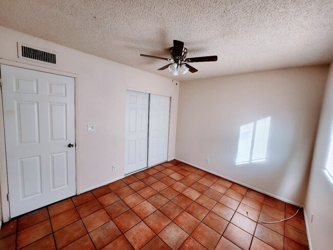 Building Photo - 827 E Hazel Dr