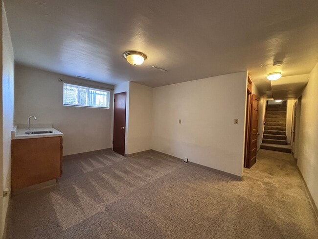 Building Photo - 4 bed, 2 Bath near Old Colorado City - MileStone Real Estate Services