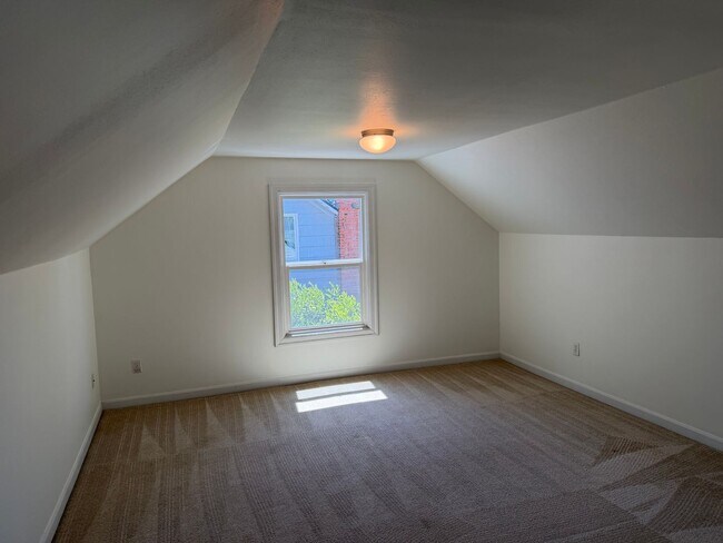 Building Photo - Large updated 2 bedroom 1 bathroom house in Springfield!
