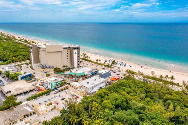 Building Photo - Beachfront Bloo's -2 Units-Ocean View Balc...