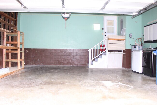 Building Photo - 1279 Kaeleku St