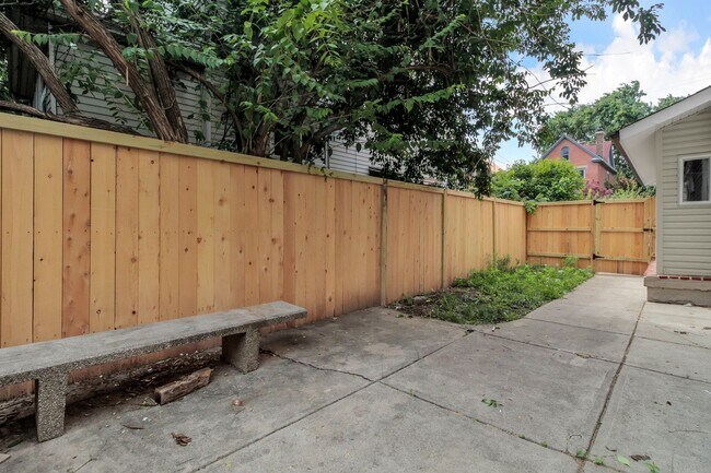 Building Photo - 570 Southwood Ave