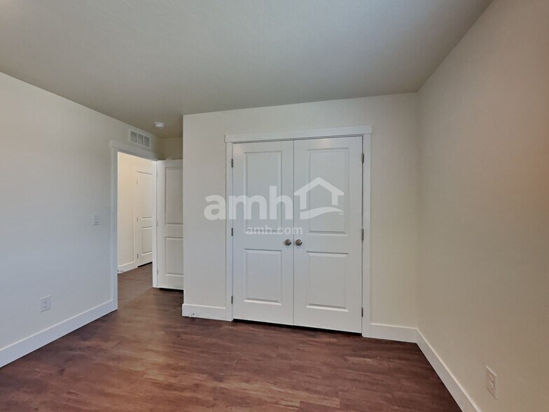 Building Photo - 967 N Nichole Ave