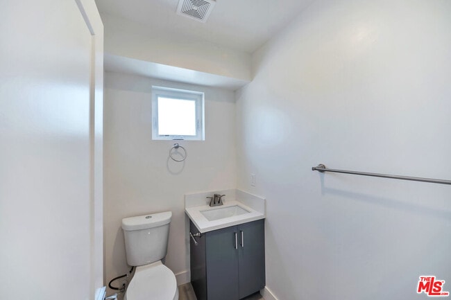 Building Photo - 957 1/2 N Ridgewood Pl