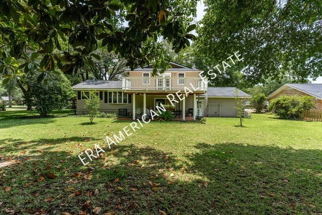 Building Photo - 631 Country Club Ave NE