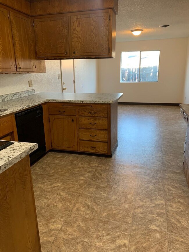 Building Photo - 4 bedroom home in convenient location on Alta Mesa Dr.