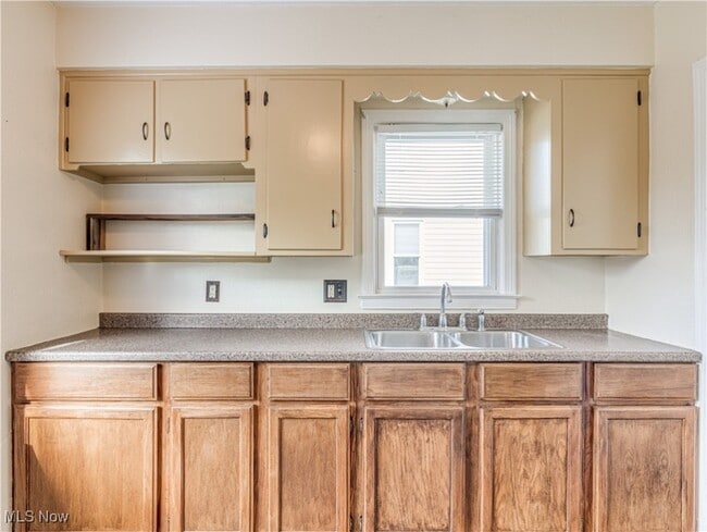 Building Photo - 2703 Oakwood Dr