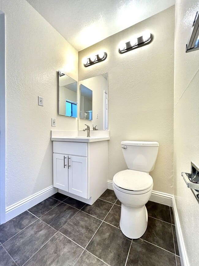 Building Photo - First-Floor 2-bedroom/2-bathroom Condo In San Carlos Available Now!