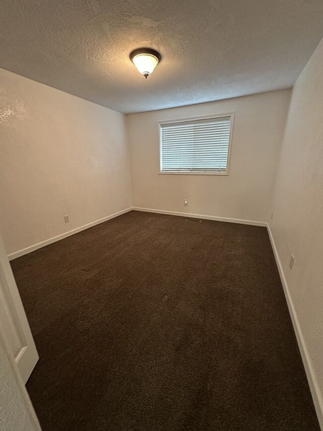 Building Photo - Pristine 3-Bedroom, 2-Bath Home with Modern Features in North Medford