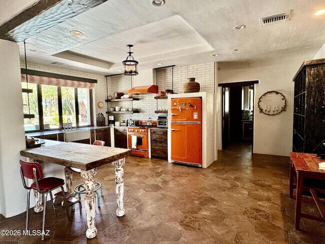 Building Photo - 660 W Golf View Dr