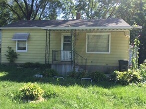 Building Photo - AVAILABLE 10/1