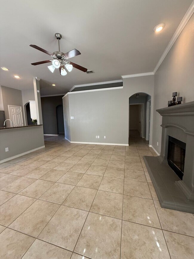 Building Photo - Adorable 4/2/2 located minutes from Weathe...