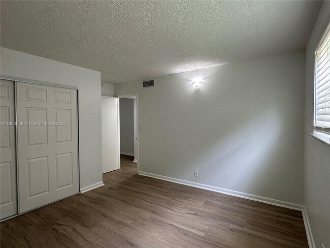 Building Photo - 5661 SW 36th Ct