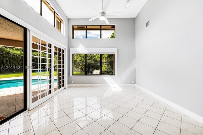 Building Photo - 1256 Manor Dr S