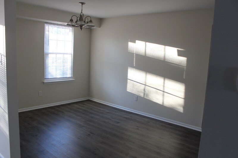 Building Photo - 1691B Bluebird Dr