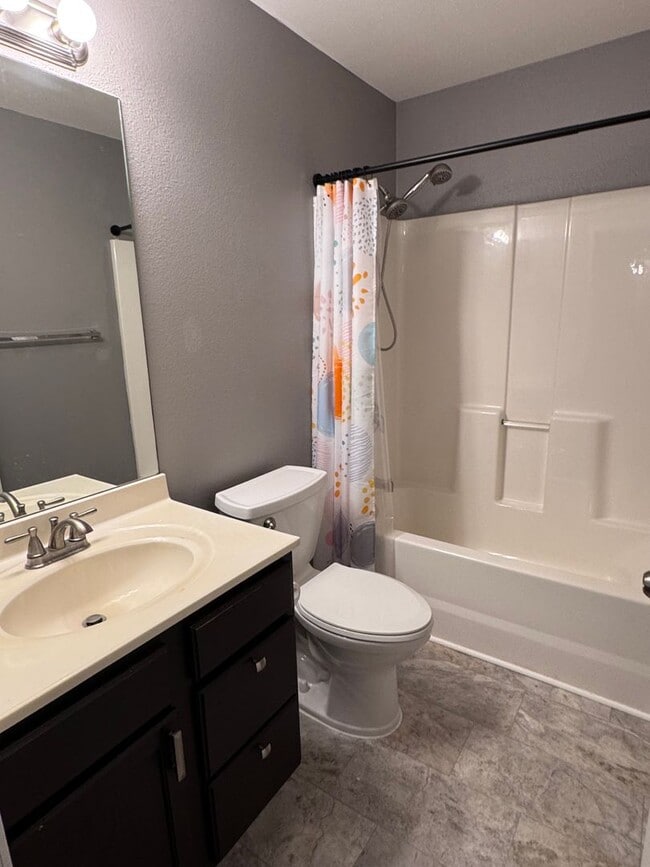 Building Photo - 3 Bedroom Home Close to FLW!