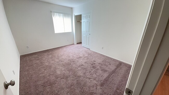 Building Photo - 4 BEDROOM, 3 BATH VICTORVILLE HOME