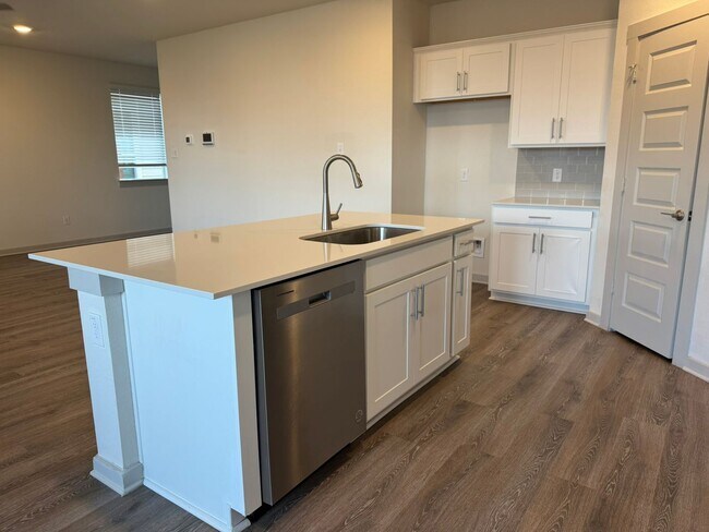 Building Photo - Ready for move-in! Spacious 4-bedroom, 3-b...