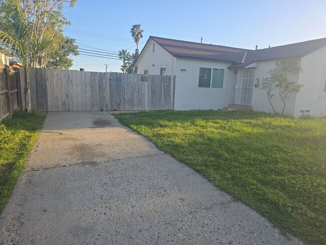 Building Photo - Single-family home with flexible leases - Renovated property - Pet-friendly - Coming soon!