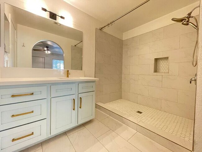 Building Photo - Carry Over Showing: This property has been...