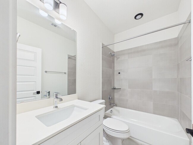 Building Photo - Great Townhouse with private yard
