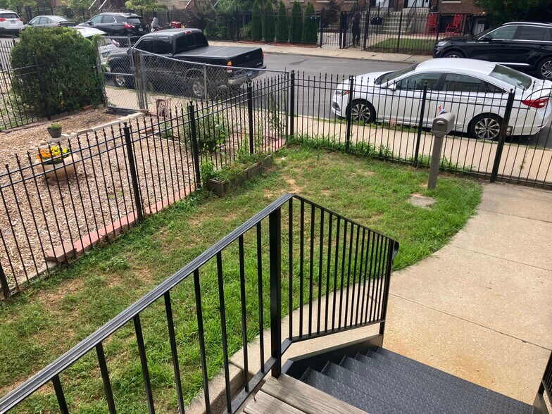 Building Photo - 2438 W Flournoy St