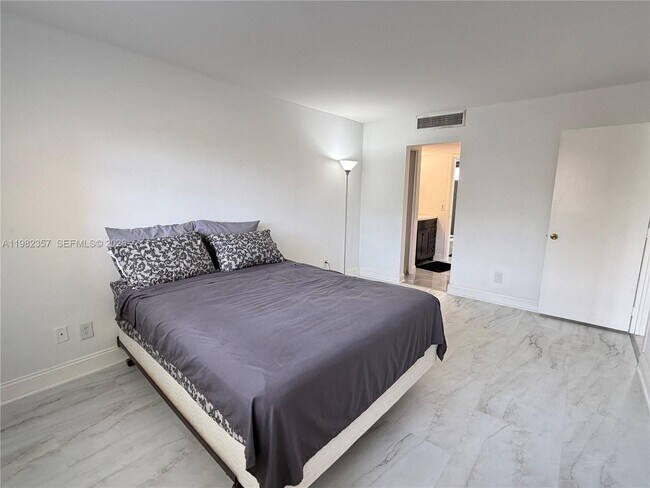 Building Photo - 6020 NW 64th Ave