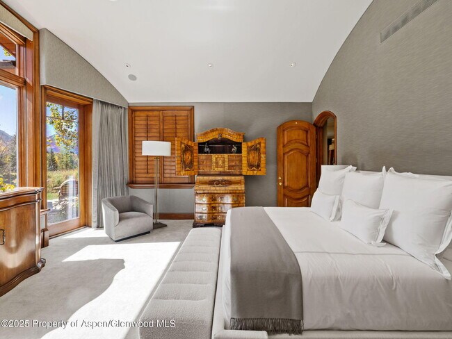 Building Photo - 715 Willoughby Way