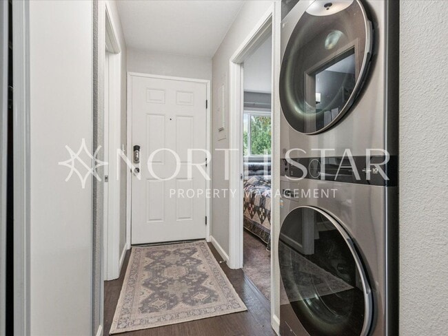 Building Photo - Mt. Park Condo with High Ceilings