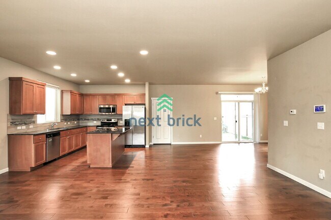 Building Photo - 3 Bed and 2.5 Bath Single-family Home Avai...
