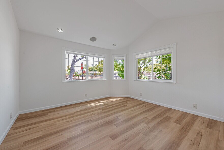 Building Photo - 1246 Hollyburne Ave