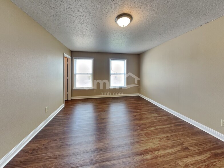 Building Photo - 10639 Inspiration Dr