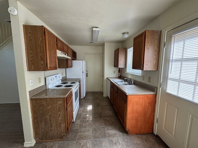 Building Photo - 2808 Bluejay Dr