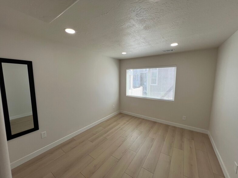 Building Photo - 1304 N Sage Dr