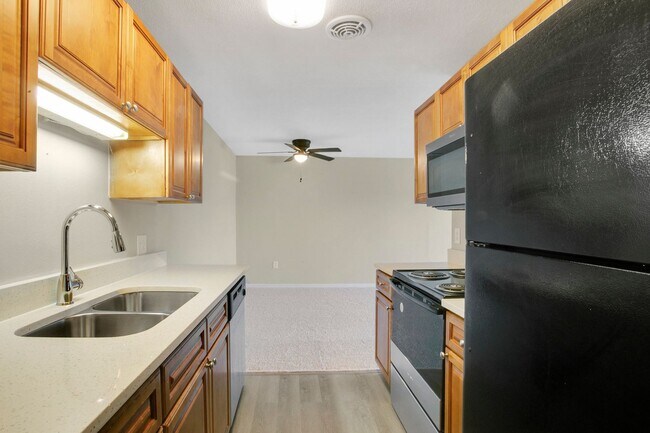 Building Photo - 1ST MONTH RENT FREE 2 Bed 1 Bath 2nd Floor Unit With Balcony In Desirable Area Winter Park Sectio...
