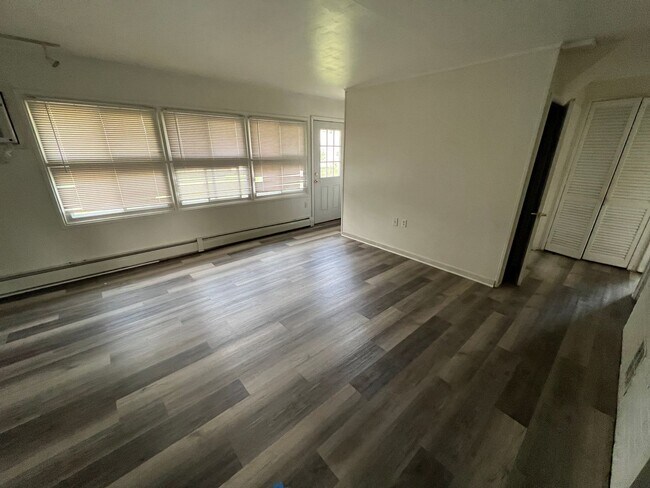 Building Photo - Welcome to this 4 bedroom 2 bath home in the Crabtree section of Levittown.