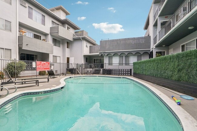 Building Photo - 4950 Coldwater Canyon