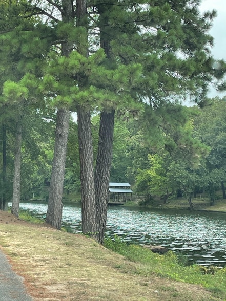 Building Photo - 3737 Lakeshore Dr