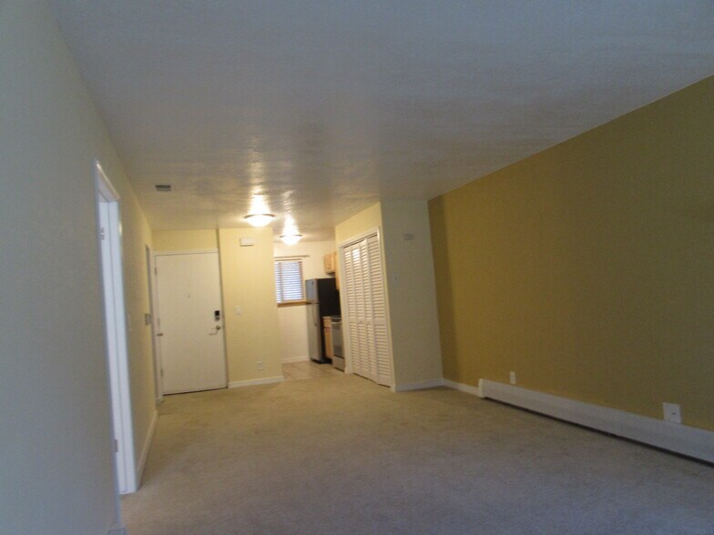 Building Photo - 3150 Lakeside Dr